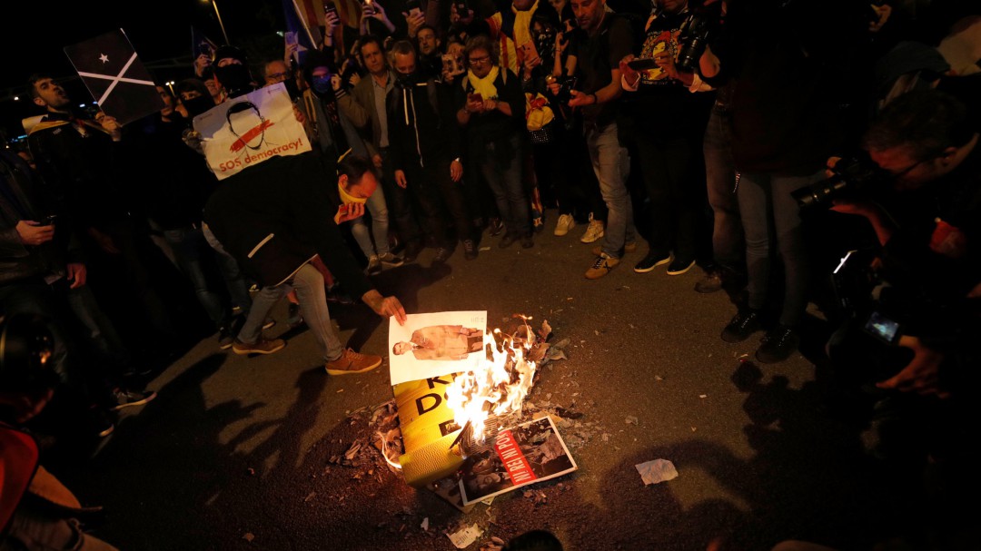 Manifestantes queman fotos del rey y banderas españolas en la Diagonal