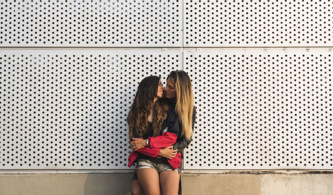 Dos mujeres besandose Dos mujeres besandose