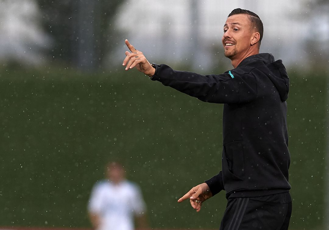 Guti dirige un entrenamiento. Guti dirige un entrenamiento.