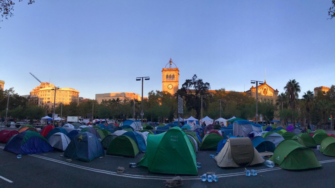 La Junta Electoral permite quedarse a los acampados de la plaza Universidad de Barcelona