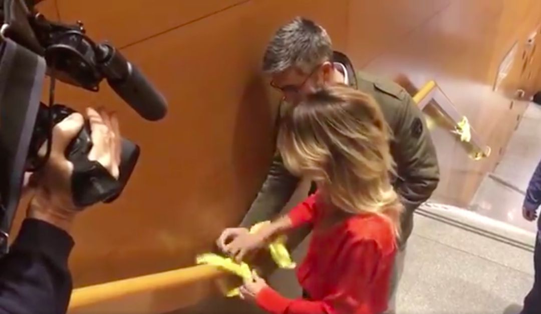 Álvarez de Toledo arranca lazos amarillos en TV3 y los tira a la basura: "Los he dejado en su sitio" Álvarez de Toledo arranca lazos amarillos en TV3 y los tira a la basura: "Los he dejado en su sitio"