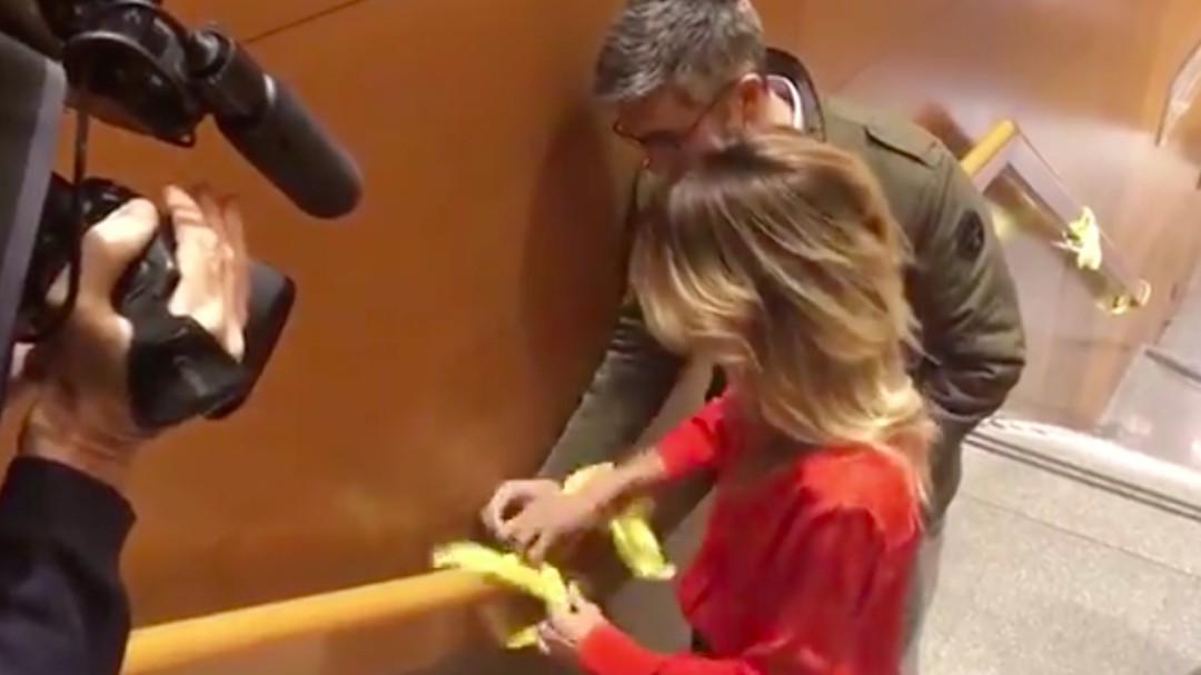 Álvarez de Toledo arranca lazos amarillos en TV3 y los tira a la basura: "Los he dejado en su sitio"