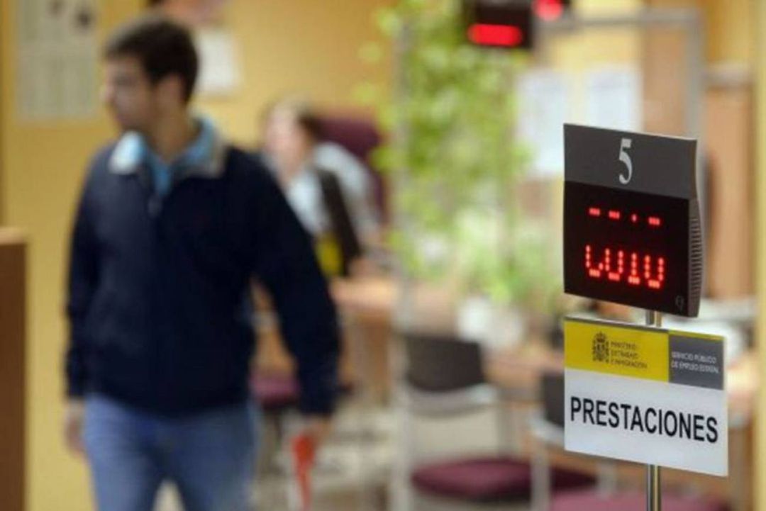 Un joven en una oficina de empleo. Un joven en una oficina de empleo.