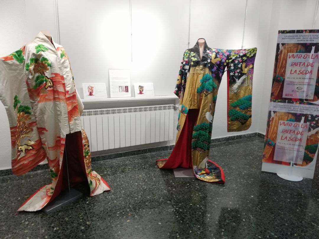 Trajes de seda solidaria en Ponferrada Trajes de seda solidaria en Ponferrada