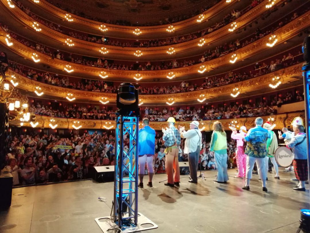 Una agrupación del carnaval de Cádiz actúa en el Liceo de Barcelona Una agrupación del carnaval de Cádiz actúa en el Liceo de Barcelona
