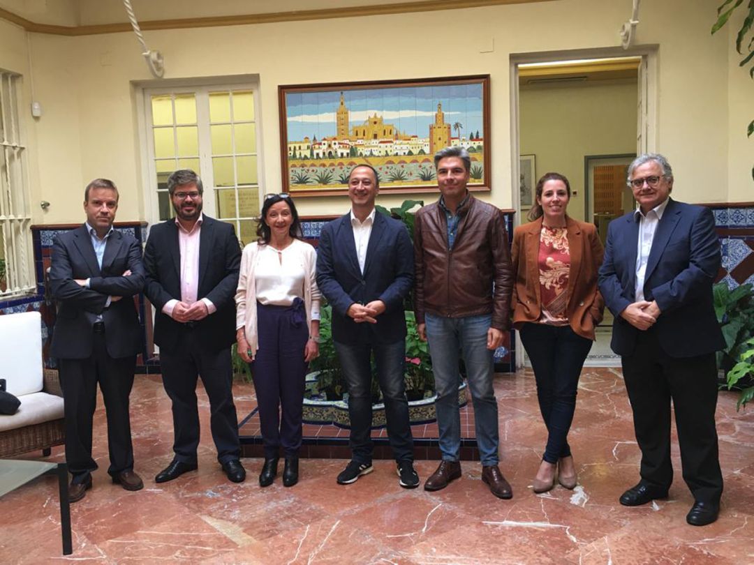 Los políticos participantes en el debate de La Ventana Andalucía (SER) junto al director de la Cadena SER en Andalucía, Antonio Yélamo, a la derecha; y al director del programa, Fernando Pérez Monguió, a la izquierda Los políticos participantes en el debate de La Ventana Andalucía (SER) junto al director de la Cadena SER en Andalucía, Antonio Yélamo, a la derecha; y al director del programa, Fernando Pérez Monguió, a la izquierda