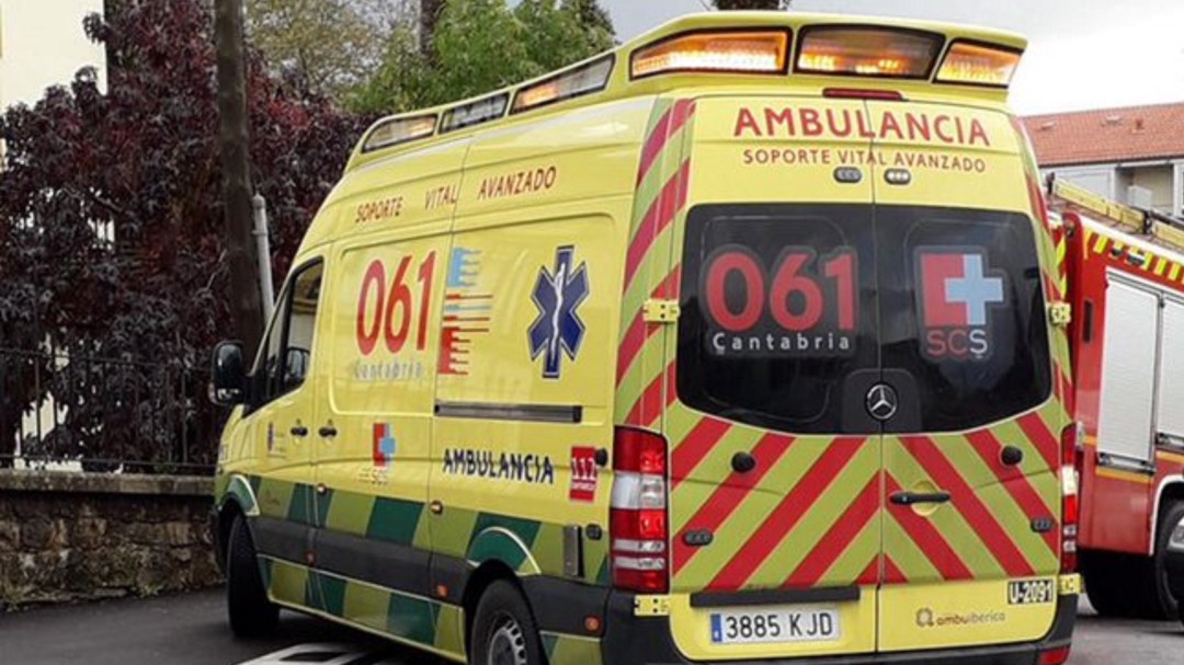 Fallece un trabajador de 40 años al caerle encima un muro de una obra en Comillas