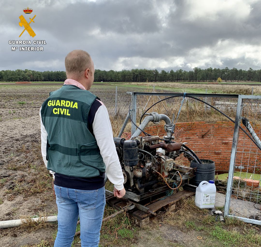 Un agente delante de uno de los motores en una de las explotaciones donde se han producido los robos Un agente delante de uno de los motores en una de las explotaciones donde se han producido los robos