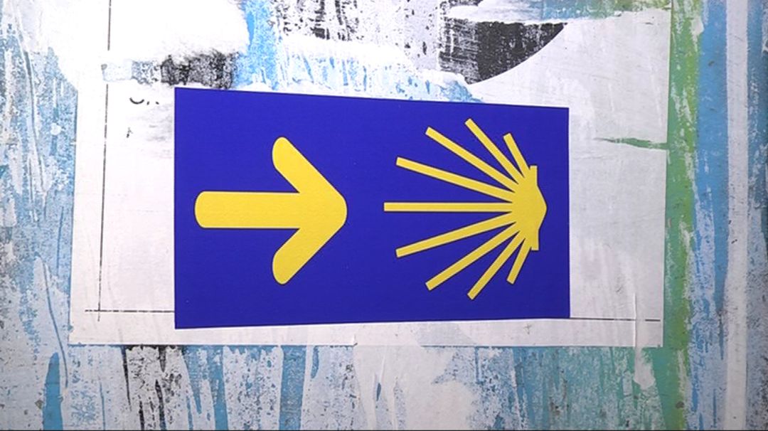 Pegatinas con las que Vigo Histórico señaliza simbolicamente el Camino de Santiago a su paso por Elduayen Pegatinas con las que Vigo Histórico señaliza simbolicamente el Camino de Santiago a su paso por Elduayen