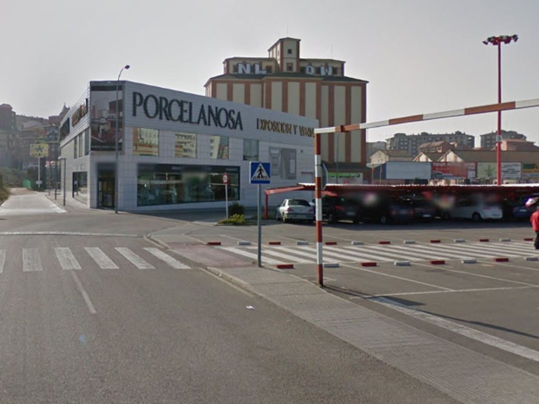 Nave junto al aparcamiento del C.C. Valderaduey en la que se promueve el nuevo tanatorio, velatorio, crematorio Nave junto al aparcamiento del C.C. Valderaduey en la que se promueve el nuevo tanatorio, velatorio, crematorio