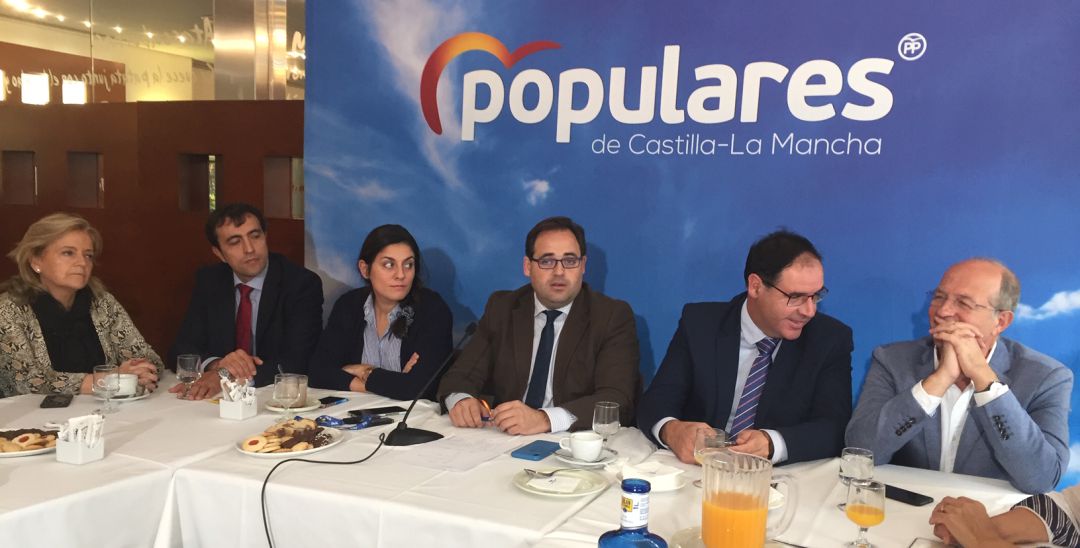 Los dirigentes y candidatos del PP en un desayuno informativo en Cuenca Los dirigentes y candidatos del PP en un desayuno informativo en Cuenca