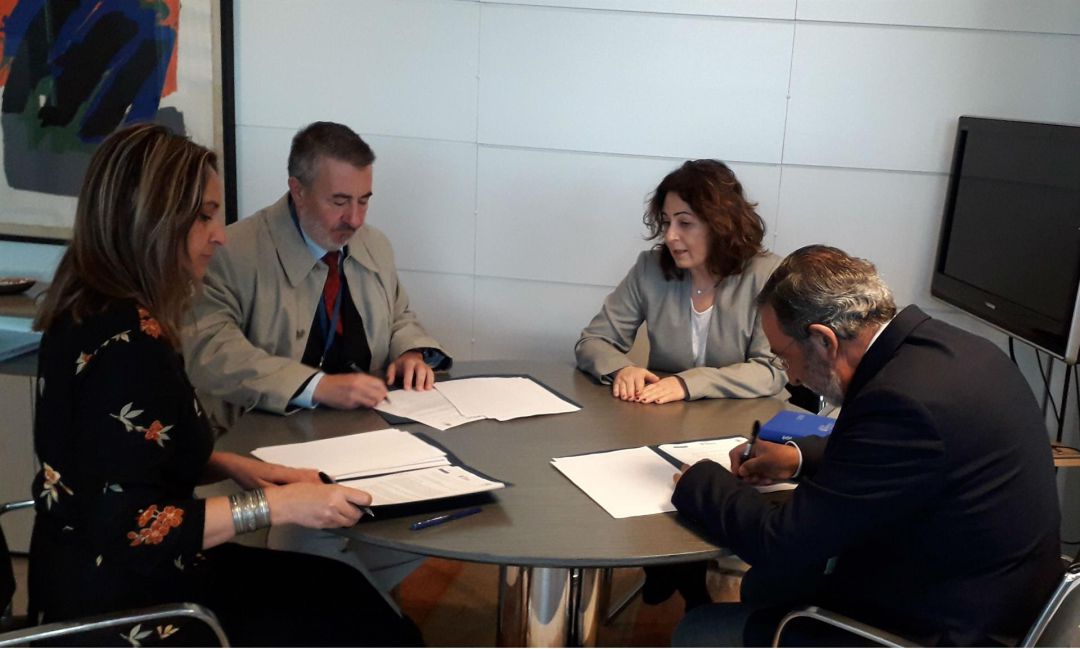 La consejera firma el convenio con los presidentes de ambos colegios La consejera firma el convenio con los presidentes de ambos colegios