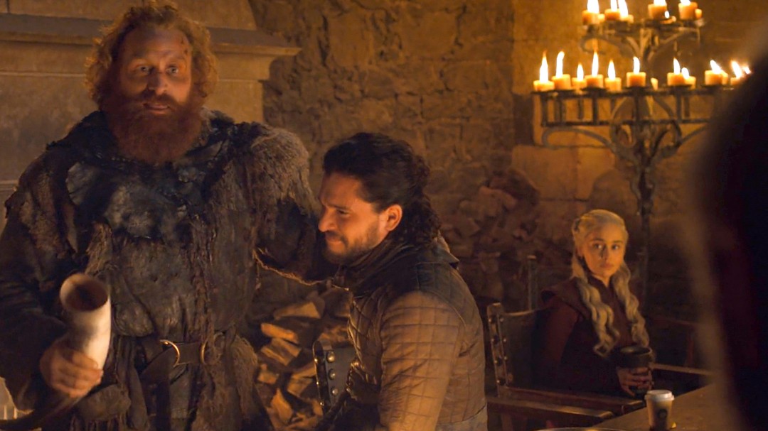 Emilia Clarke revela quién se dejó el famoso vaso de Starbucks en una escena de 'Juego de Tronos'
