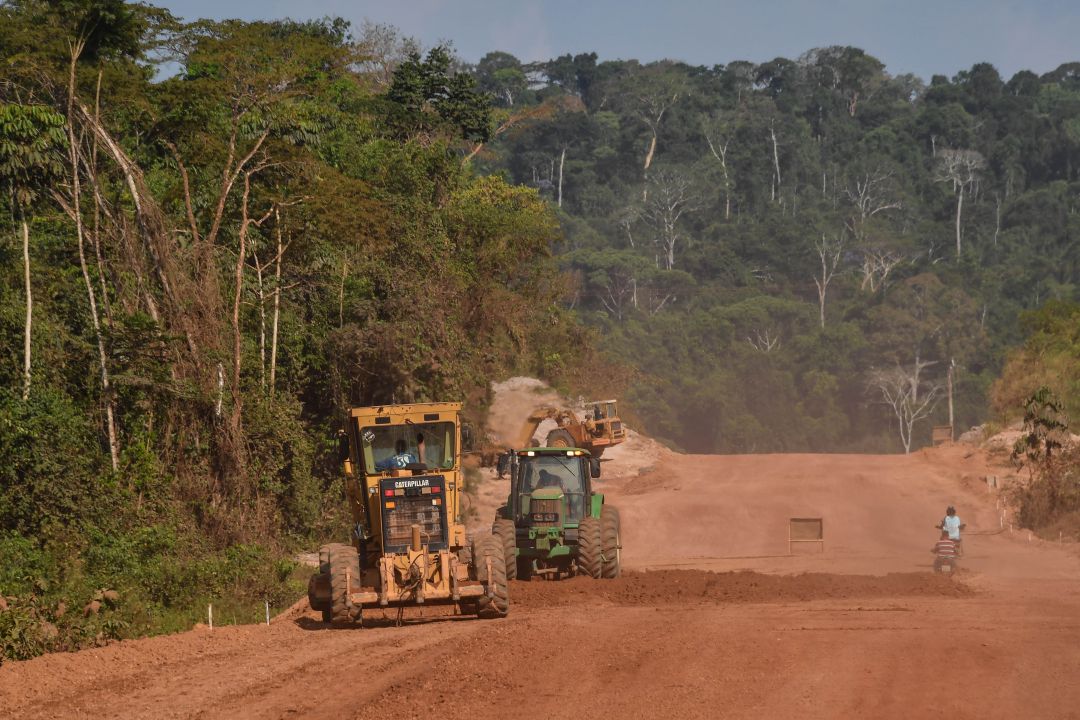 Trabajos en la autopista Trans-Amazonian cerca de Itaituba (Brasil). Trabajos en la autopista Trans-Amazonian cerca de Itaituba (Brasil).