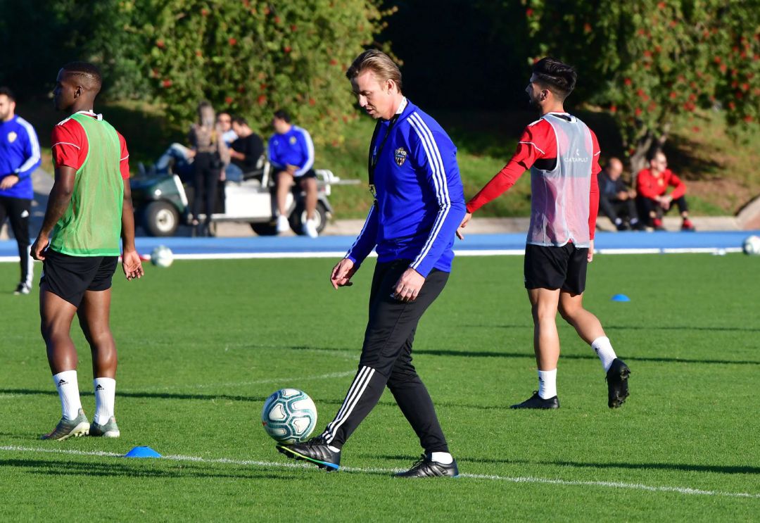 Jose Maria Gutierrez "Guti" durante su primer entrenamiento como nuevo técnico de la UD Almería, sustituyendo al portugués Pedro Enmanuel. Jose Maria Gutierrez "Guti" durante su primer entrenamiento como nuevo técnico de la UD Almería, sustituyendo al portugués Pedro Enmanuel.