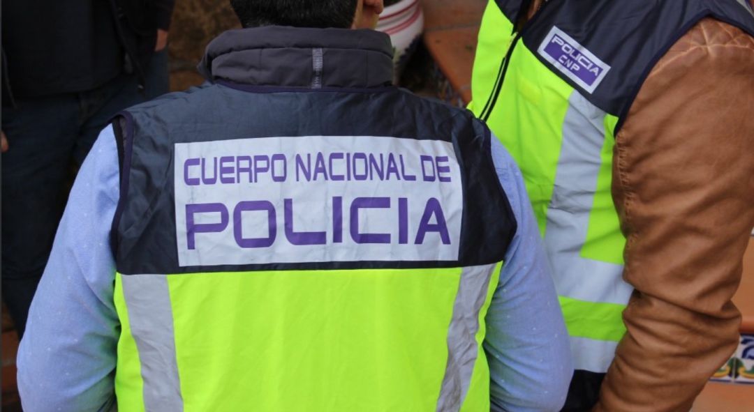 Detenido por agredir a su hermano con un cuchillo y quemar la casa familiar Detenido por agredir a su hermano con un cuchillo y quemar la casa familiar