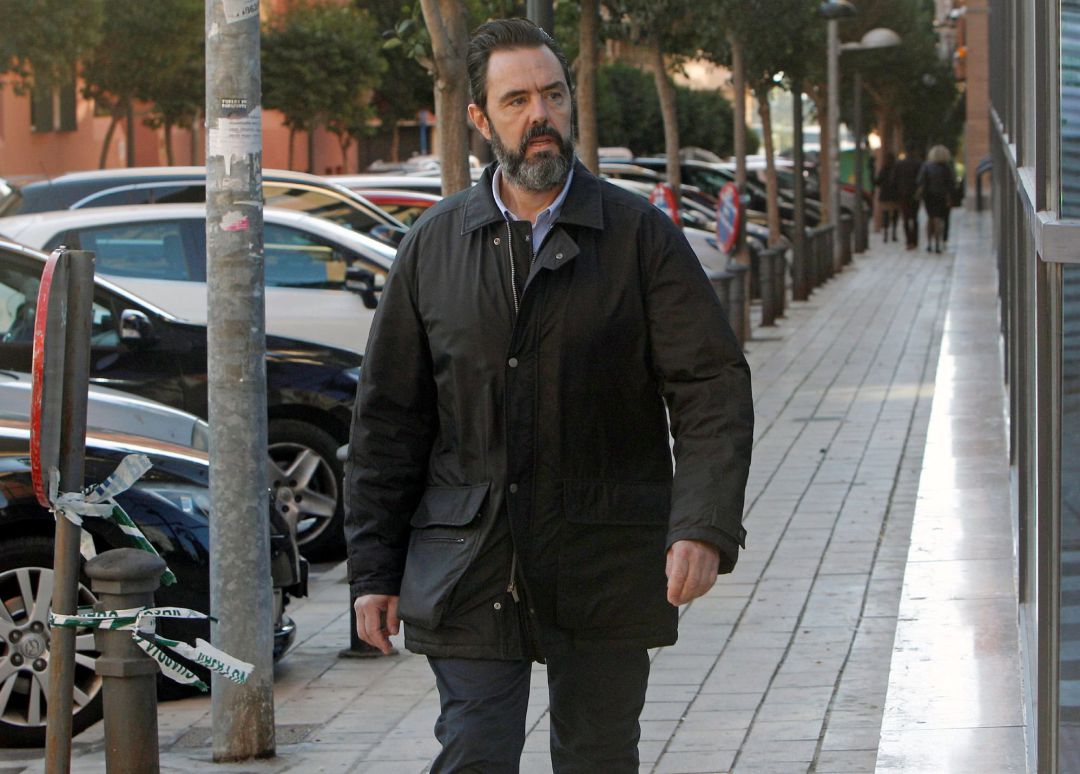 GRAFCVA9145. ALICANTE- Miguel López llega a los juzgados de Benalúa para asistir a la exposición de las conclusiones de las partes en el juicio contra él como presunto asesino de su suegra María del Carmen Martínez, viuda del expresidente de la antigua Caja del Mediterráneo (CAM), Vicente Sala.- GRAFCVA9145. ALICANTE- Miguel López llega a los juzgados de Benalúa para asistir a la exposición de las conclusiones de las partes en el juicio contra él como presunto asesino de su suegra María del Carmen Martínez, viuda del expresidente de la antigua Caja del Mediterráneo (CAM), Vicente Sala.-