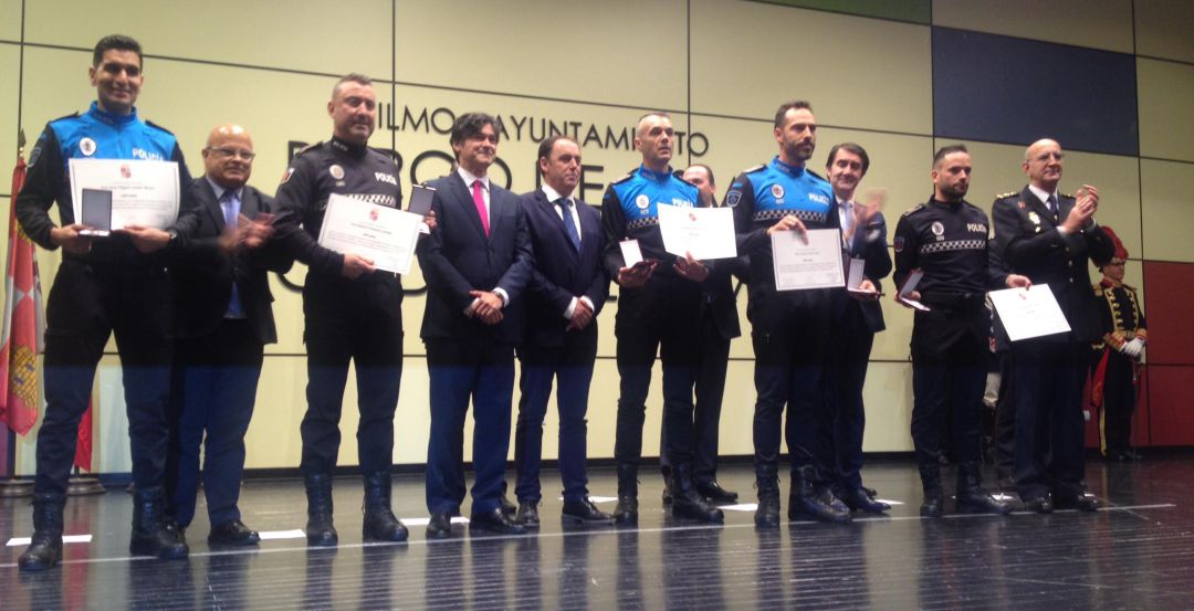 Los cinco agentes premiados de la Policía Local de Ponferrada recogen la Medalla de plata de Castilla y León Los cinco agentes premiados de la Policía Local de Ponferrada recogen la Medalla de plata de Castilla y León