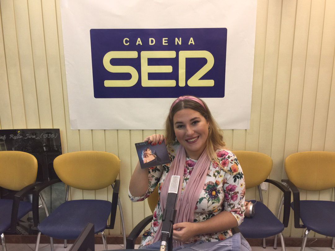 Laura Gallego en los estudios de Radio Jerez. Laura Gallego en los estudios de Radio Jerez.