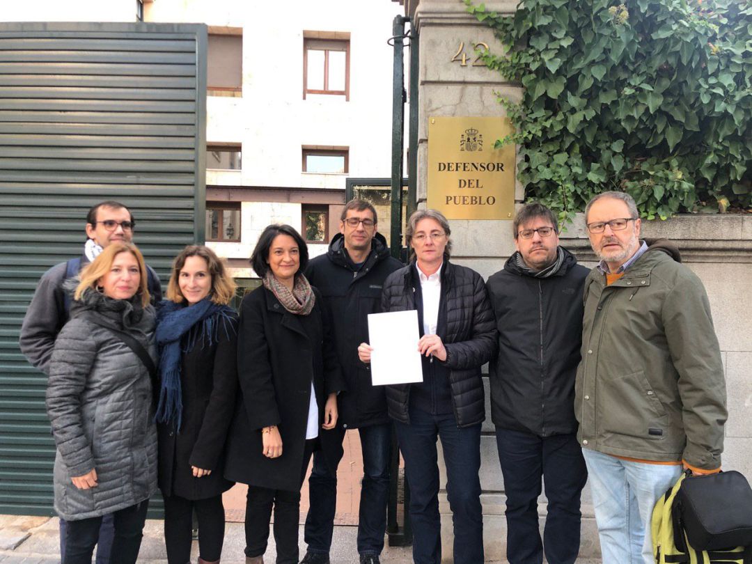 Diputados y concejales de Más Madrid, entre ellos Emilio Delgado, Marta Higueras y Javier Barbero, presentan una denuncia ante el Defensor del Pueblo por una agresión a menas en el parque de Hortaleza. Diputados y concejales de Más Madrid, entre ellos Emilio Delgado, Marta Higueras y Javier Barbero, presentan una denuncia ante el Defensor del Pueblo por una agresión a menas en el parque de Hortaleza.