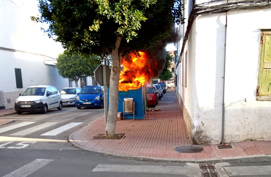 El incendio de unos contenedores crea la alarma entre los vecinos de Es Castell El incendio de unos contenedores crea la alarma entre los vecinos de Es Castell