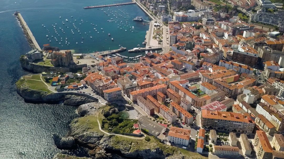 Vista aérea de Castro Urdiales (Cantabria). Vista aérea de Castro Urdiales (Cantabria).