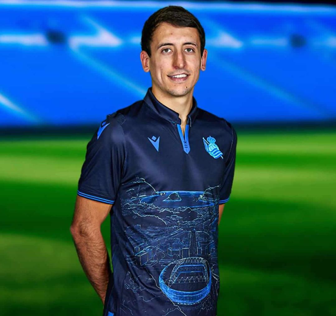 Mikel Oyarzábal portando la nueva camiseta conmemorativa de la Real Sociedad Mikel Oyarzábal portando la nueva camiseta conmemorativa de la Real Sociedad