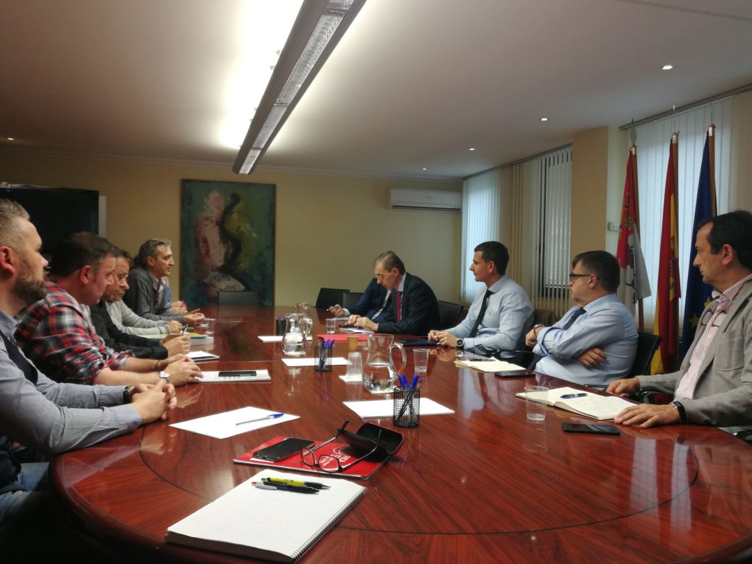 Un momento del encuentro entre los consejeros y los trabajadores de las auxiliares Un momento del encuentro entre los consejeros y los trabajadores de las auxiliares