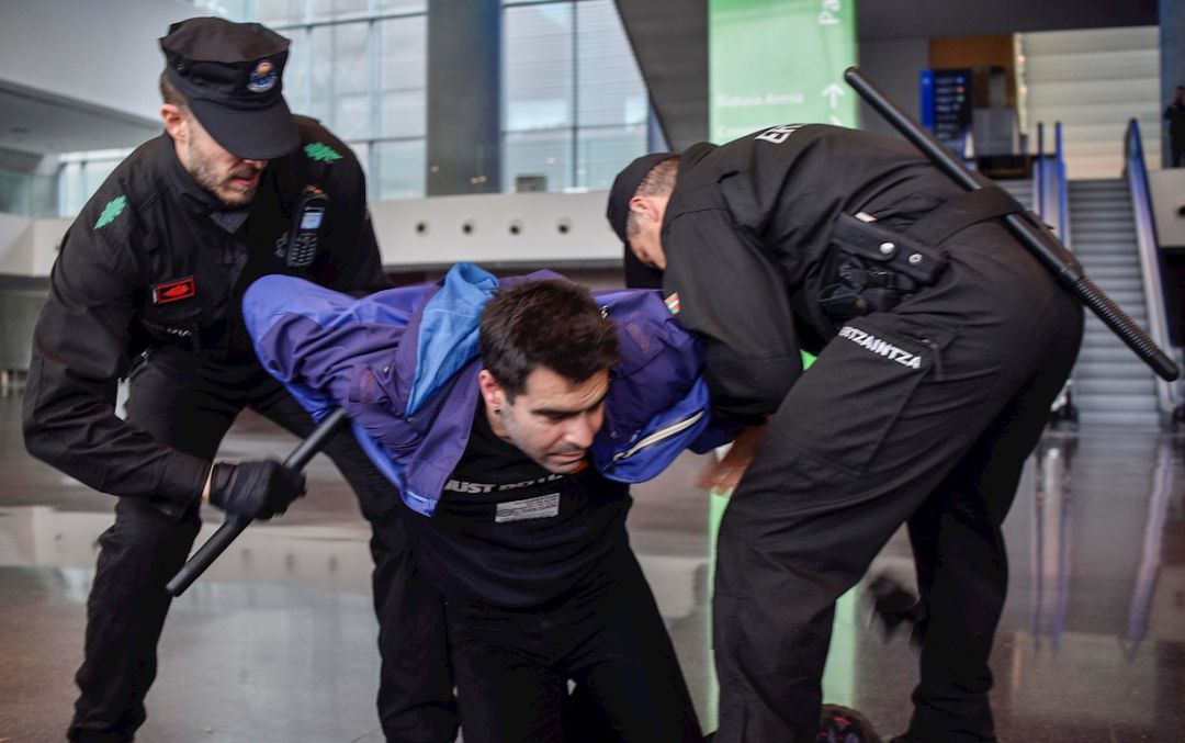 Agentes de la Ertzaintza desalojan a un grupo de manifestantes del sector del metal que protestaban frente al BEC de Barakaldo (Bizkaia), y que han tratado de acceder por la fuerza al acto central del Día de la Industria, organizado por la Federación Vasca de Empresas del Metal, en el que participaba la Consejera de Industria, Arantxa Tapia Agentes de la Ertzaintza desalojan a un grupo de manifestantes del sector del metal que protestaban frente al BEC de Barakaldo (Bizkaia), y que han tratado de acceder por la fuerza al acto central del Día de la Industria, organizado por la Federación Vasca de Empresas del Metal, en el que participaba la Consejera de Industria, Arantxa Tapia