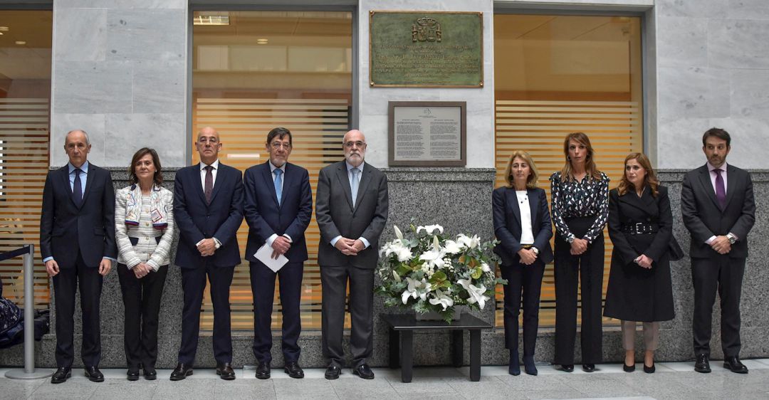 Los consejeros del Gobierno Vasco Josu Erkoreka (i) y María Jesús San José (2d), y el delegado del Gobierno en el País Vasco, Jesús Loza (5i), entre otros, durante la ofrenda floral realizada este jueves en Bilbao con motivo del asesinato por ETA del magistrado José María Lidón, hace hoy 18 años. Los consejeros del Gobierno Vasco Josu Erkoreka (i) y María Jesús San José (2d), y el delegado del Gobierno en el País Vasco, Jesús Loza (5i), entre otros, durante la ofrenda floral realizada este jueves en Bilbao con motivo del asesinato por ETA del magistrado José María Lidón, hace hoy 18 años.