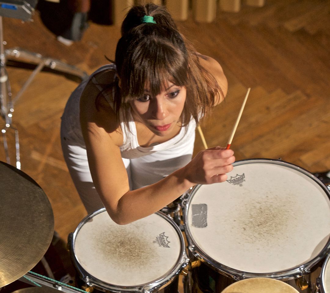 Verónica Cagigao, percusionista, durante una actuación Verónica Cagigao, percusionista, durante una actuación