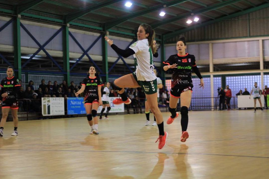 La jugadora del Elche Jenni lanza a puerta en un partido ante el At. Guardés La jugadora del Elche Jenni lanza a puerta en un partido ante el At. Guardés