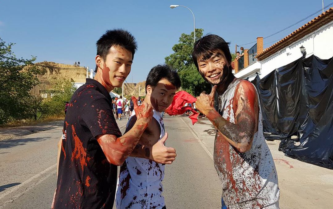 Tres turistas asiáticos en la carrera del Cascamorras en Guadix (Granada), como muestra de la atracción internacional de la fiesta que esta ciudad comparte con Baza Tres turistas asiáticos en la carrera del Cascamorras en Guadix (Granada), como muestra de la atracción internacional de la fiesta que esta ciudad comparte con Baza