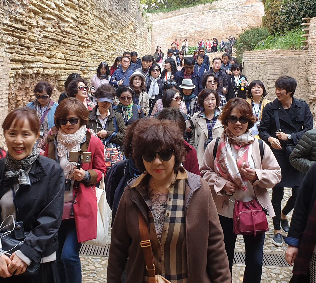 Turistas asiáticos en la Alhambra (Granada) Turistas asiáticos en la Alhambra (Granada)