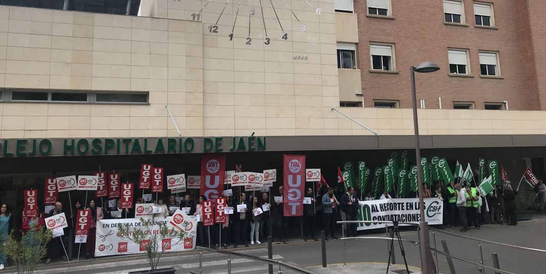 Los sindicatos se han manifestado a las puertas del Hospital Médico-Quirúrgico. Los sindicatos se han manifestado a las puertas del Hospital Médico-Quirúrgico.