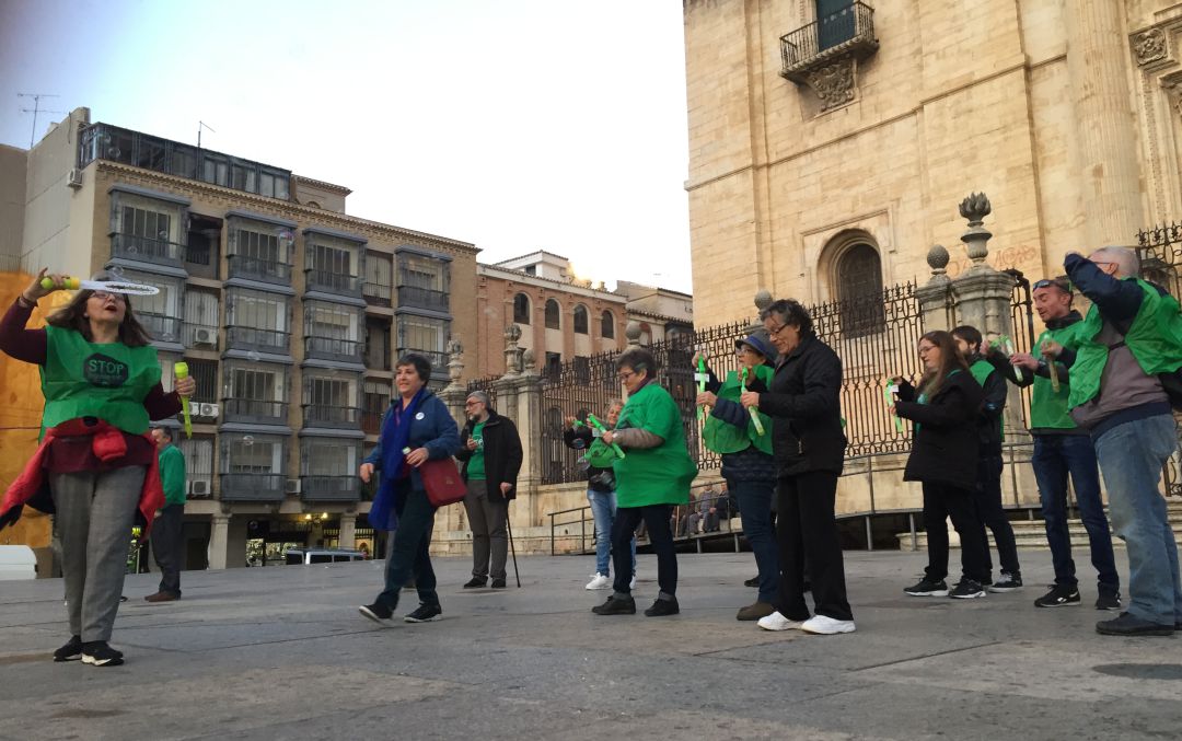 Miembros de la PAH han soltado pompas de jabón en la plaza de Santa María de Jaén Miembros de la PAH han soltado pompas de jabón en la plaza de Santa María de Jaén