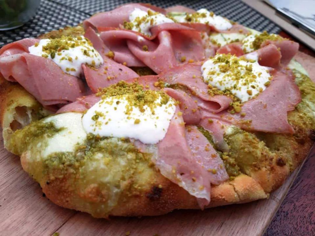 Pinsa de mortadela siciliana, burrata y pistachos Pinsa de mortadela siciliana, burrata y pistachos