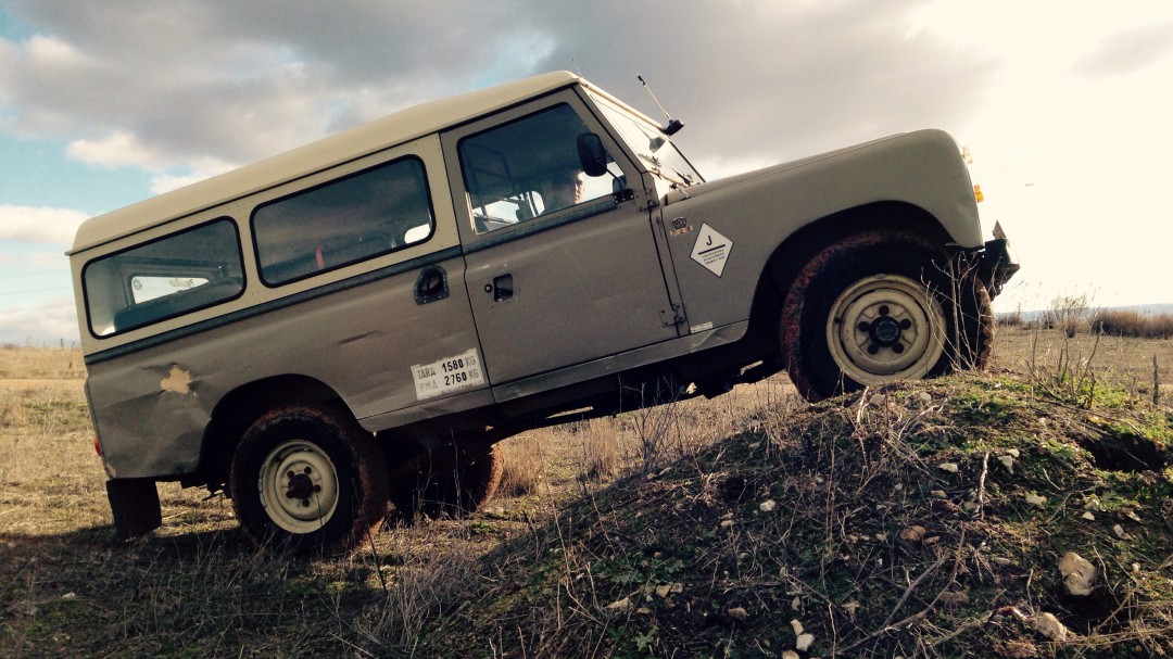 Linares rinde tributo a los míticos "Land Rover Santana"
