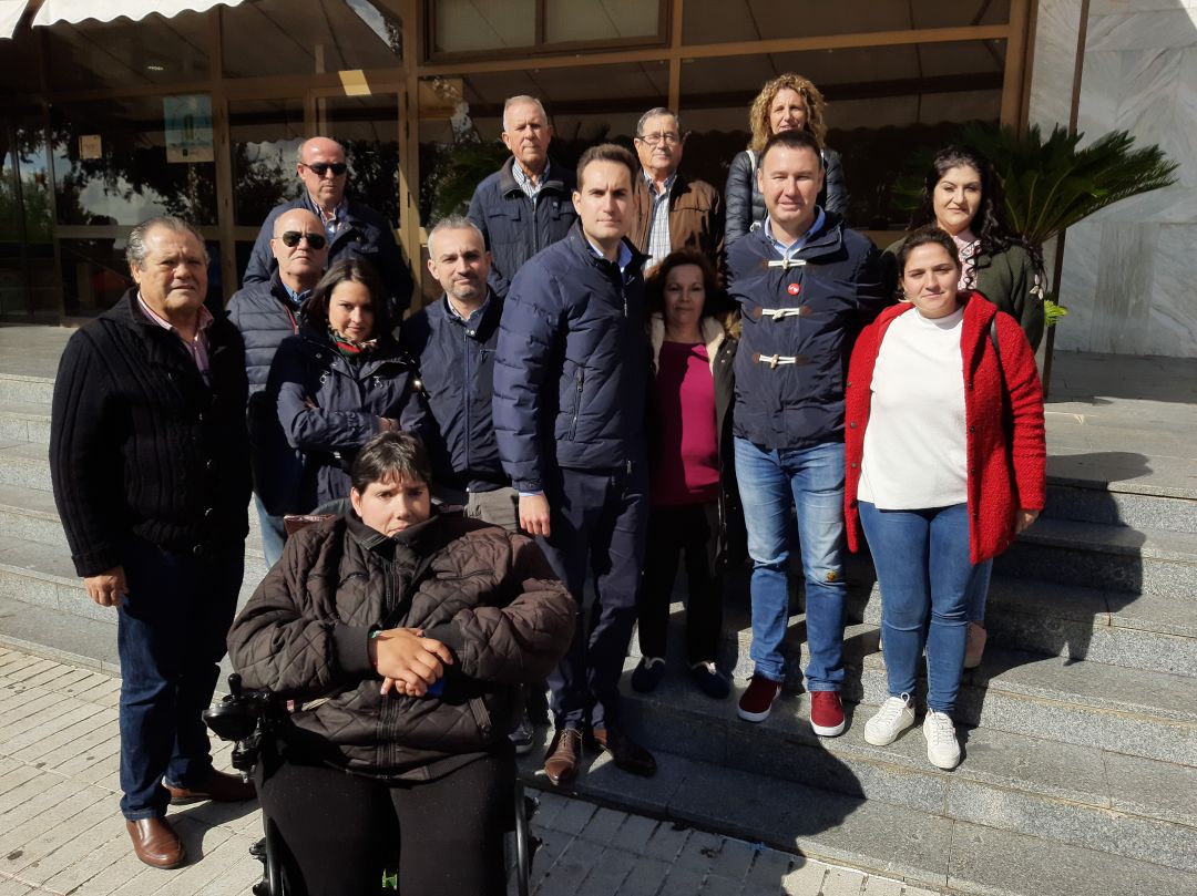 Socialistas de Jaén y Linares a las puertas del Hospital de San Agustín Socialistas de Jaén y Linares a las puertas del Hospital de San Agustín