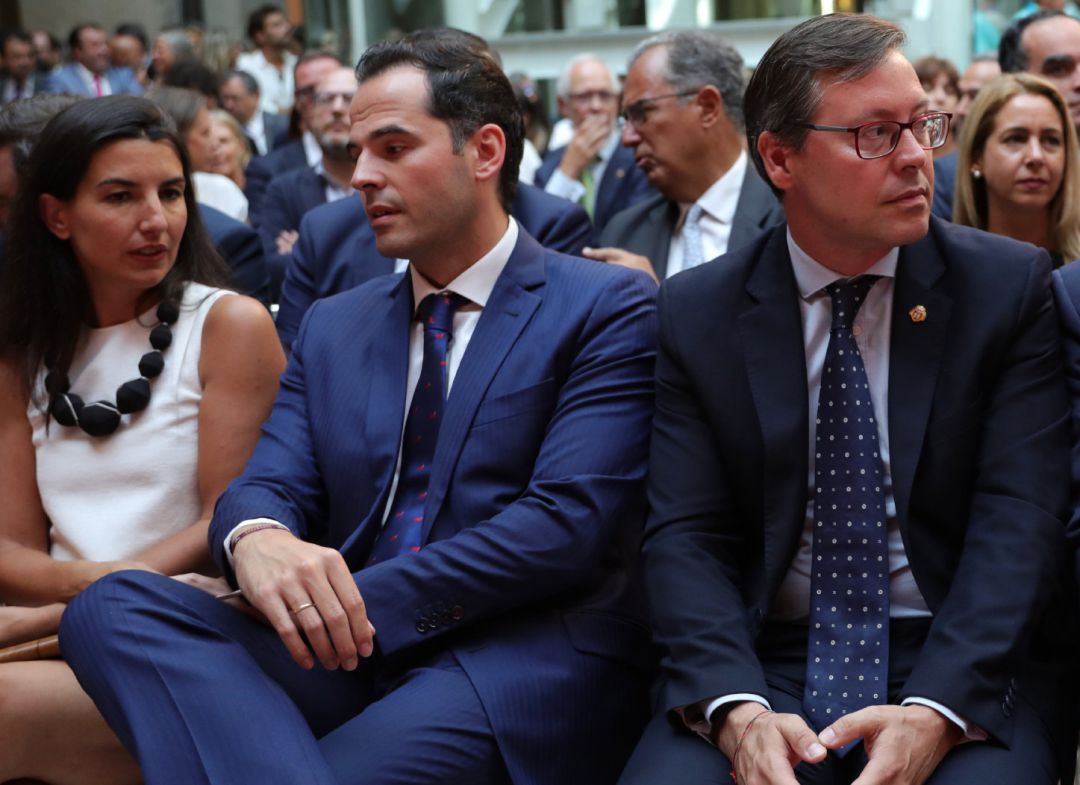 La portavoz de VOX en la Asamblea de Madrid, Rocío Monasterio, el portavoz de Ciudadanos en la Asamblea de Madrid, Ignacio Aguado, el portavoz adjunto del PP, Alfonso Serrano Sánchez-Capuchino La portavoz de VOX en la Asamblea de Madrid, Rocío Monasterio, el portavoz de Ciudadanos en la Asamblea de Madrid, Ignacio Aguado, el portavoz adjunto del PP, Alfonso Serrano Sánchez-Capuchino