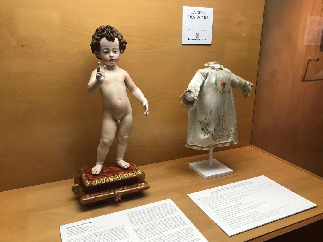 Niño Jesús Triunfante y ajuar textil que se expone en el Museo de las Ferias Niño Jesús Triunfante y ajuar textil que se expone en el Museo de las Ferias