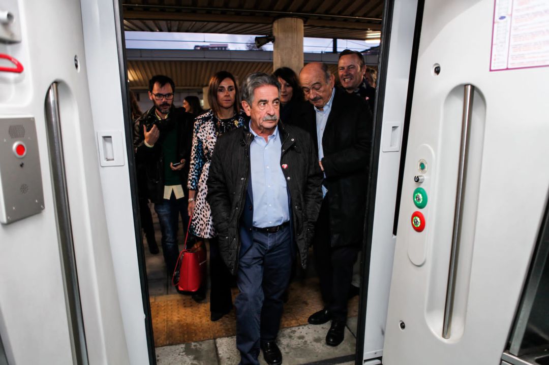 El líder del PRC, Miguel Ángel Revilla, entra en uno de los vagones del tren que conecta Santander con Bilbao, acompañado de casi 60 cargos regionalistas. El líder del PRC, Miguel Ángel Revilla, entra en uno de los vagones del tren que conecta Santander con Bilbao, acompañado de casi 60 cargos regionalistas.