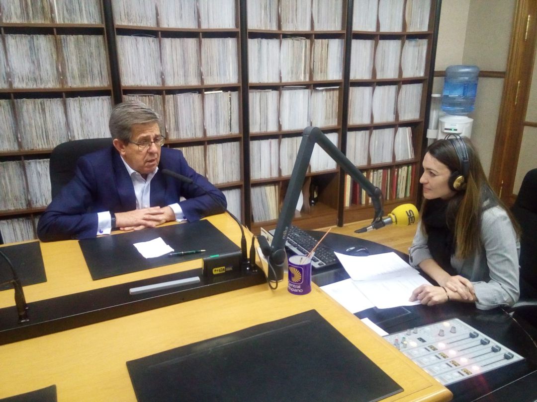 El candidato popular Jesús Postigo junto a María Yagüe en los estudios de Radio Segovia El candidato popular Jesús Postigo junto a María Yagüe en los estudios de Radio Segovia