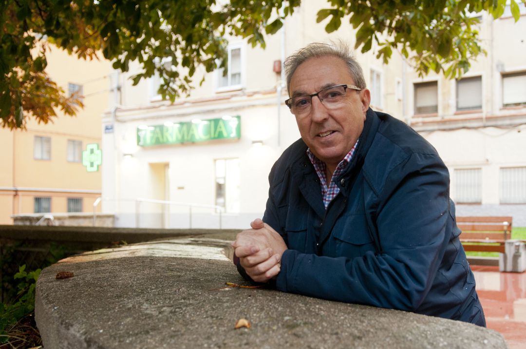 Miguel Ángel Tapias "Aspirino" en la plaza del Barrio de San José donde esta ubicada la farmacia donde desarrolló su labor profesional Miguel Ángel Tapias "Aspirino" en la plaza del Barrio de San José donde esta ubicada la farmacia donde desarrolló su labor profesional