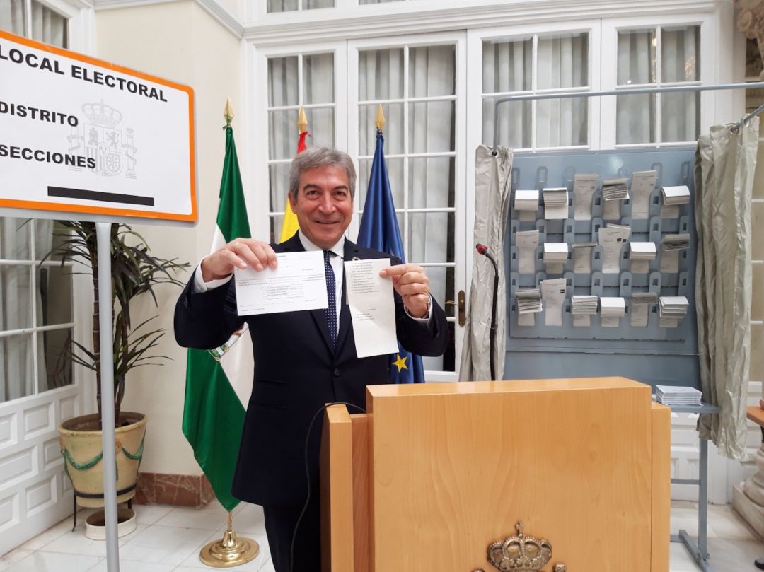 Lucrecio Fernández, delegado del Gobierno en Andalucía, enseña la diferencia de color de las papeletas realizadas en papel reciclado con respecto a un documento impreso en un folio Lucrecio Fernández, delegado del Gobierno en Andalucía, enseña la diferencia de color de las papeletas realizadas en papel reciclado con respecto a un documento impreso en un folio