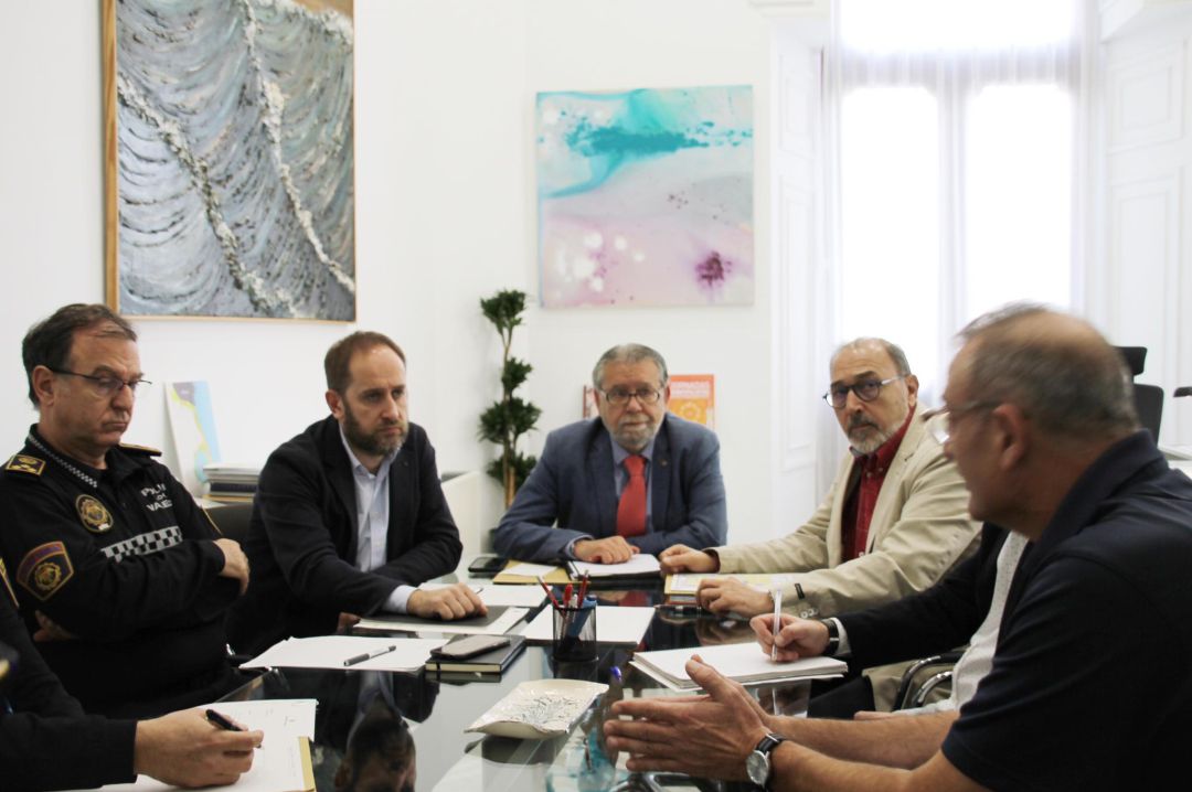 El concejal y el Jefe de la Policia Local, Aarón Cano y Jose Vicente Herrera (a la izquierda de la imagen), en una reunión con los representantes de la Federación de Hostelería en la que ha participado también el edil de hacienda Ramón Vilar (en el centro) El concejal y el Jefe de la Policia Local, Aarón Cano y Jose Vicente Herrera (a la izquierda de la imagen), en una reunión con los representantes de la Federación de Hostelería en la que ha participado también el edil de hacienda Ramón Vilar (en el centro)
