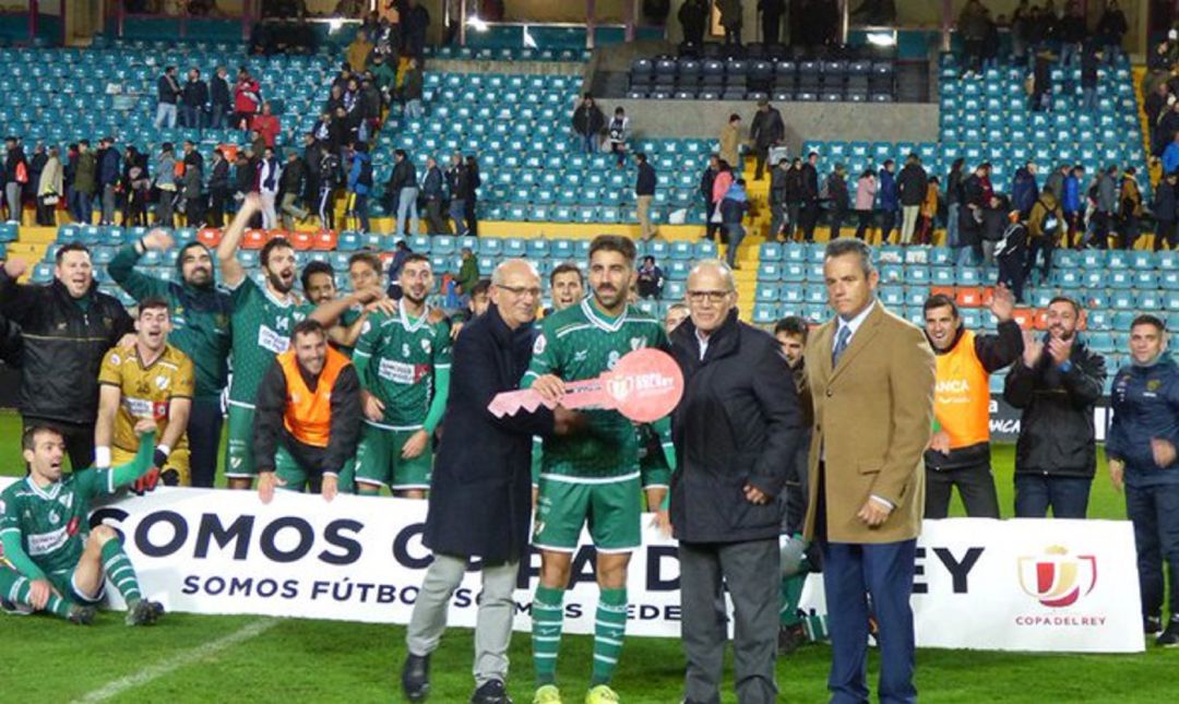 Antón de Vicente recibe la llave simbólica de la Copa del Rey Antón de Vicente recibe la llave simbólica de la Copa del Rey