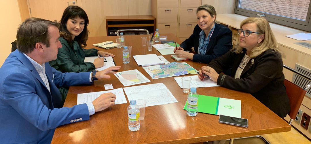 El alcalde, Jesús Moreno; y la concejal de Educación, Marisa Peña, con las directoras generales de Investigación y Universidades de la Comunidad de Madrid, María Luisa Castaño y Sara Gómez El alcalde, Jesús Moreno; y la concejal de Educación, Marisa Peña, con las directoras generales de Investigación y Universidades de la Comunidad de Madrid, María Luisa Castaño y Sara Gómez