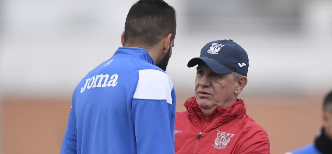 Aguirre conversó con Siovas durante varios minutos durante su primera sesión al frente del conjunto pepinero. Aguirre conversó con Siovas durante varios minutos durante su primera sesión al frente del conjunto pepinero.