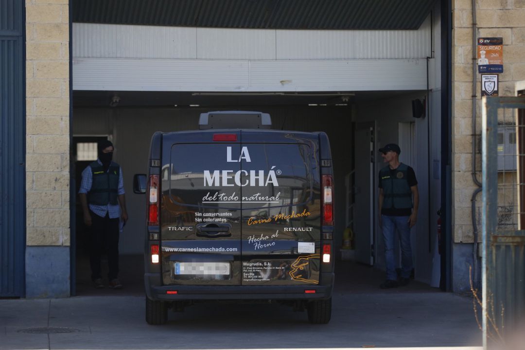 Registro de la Guardia Civil en la nave de Magrudis junto a sus propietarios. Registro de la Guardia Civil en la nave de Magrudis junto a sus propietarios.